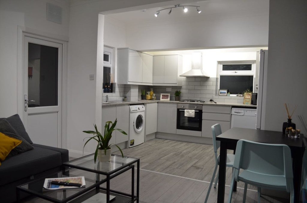Room Bellclose Road in Greater London