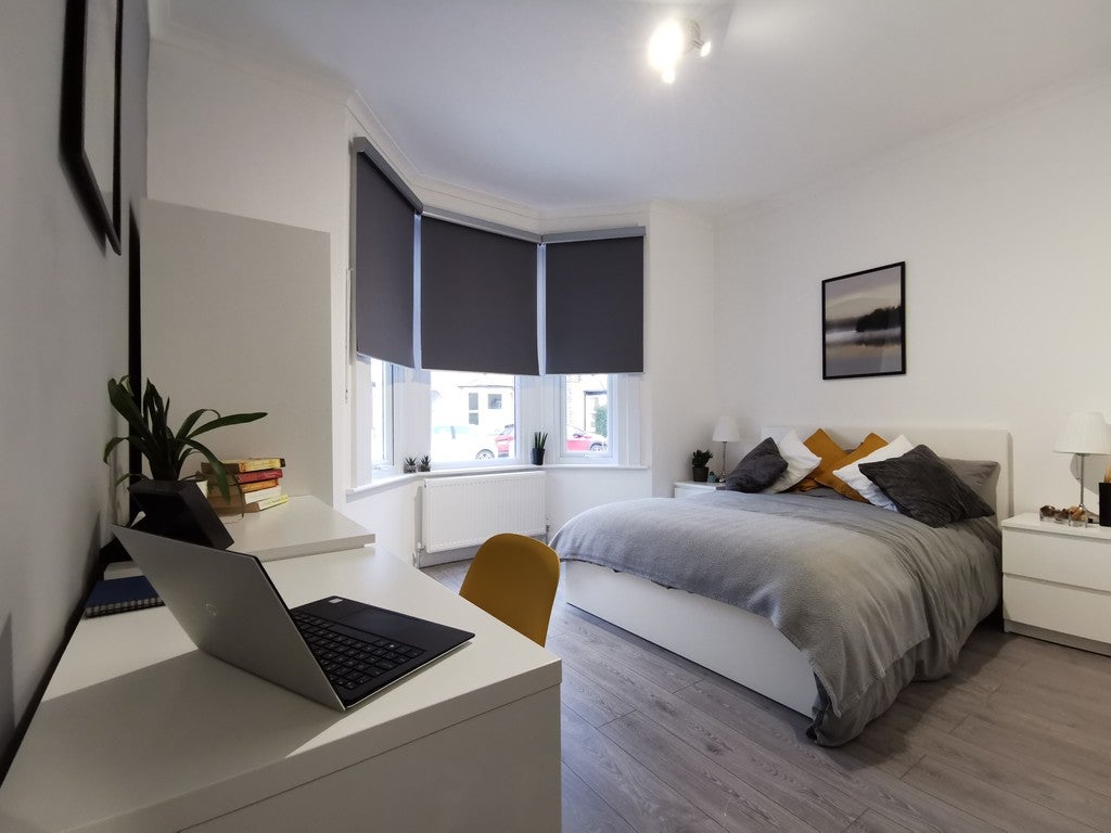 Room Bellclose Road in Greater London