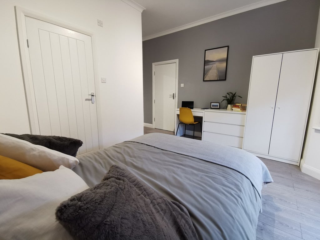 Room Bellclose Road in Greater London