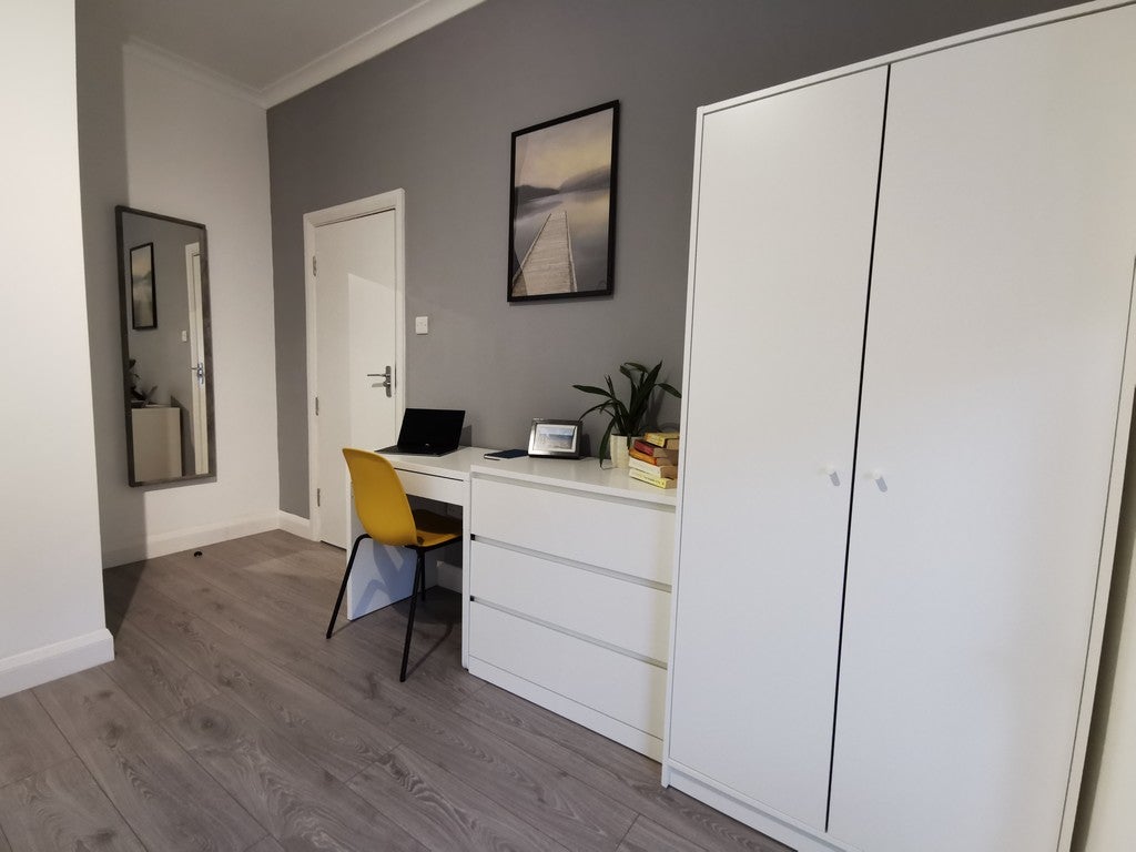 Room Bellclose Road in Greater London