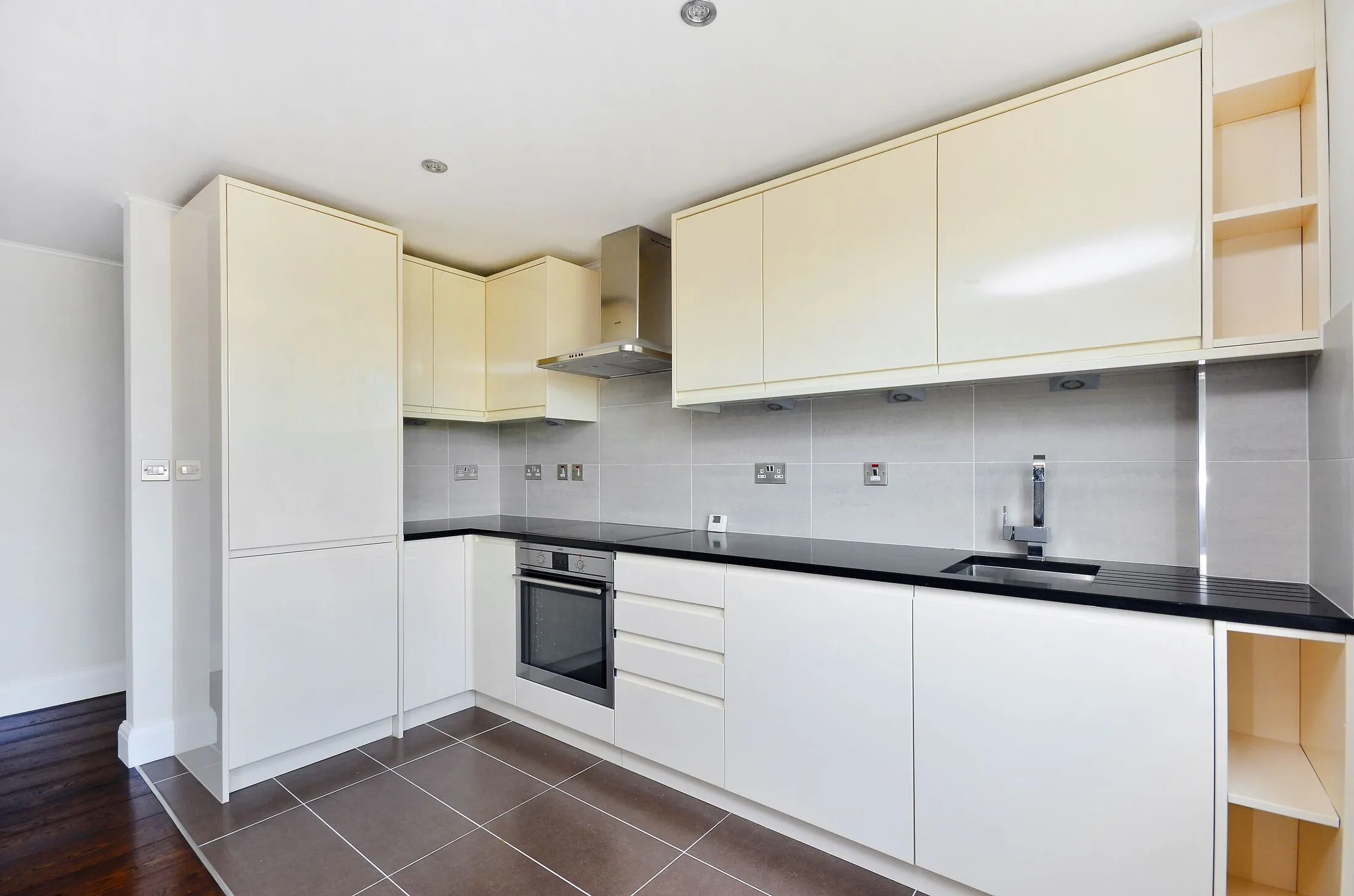 Flat St. Quintin Gardens in Greater London