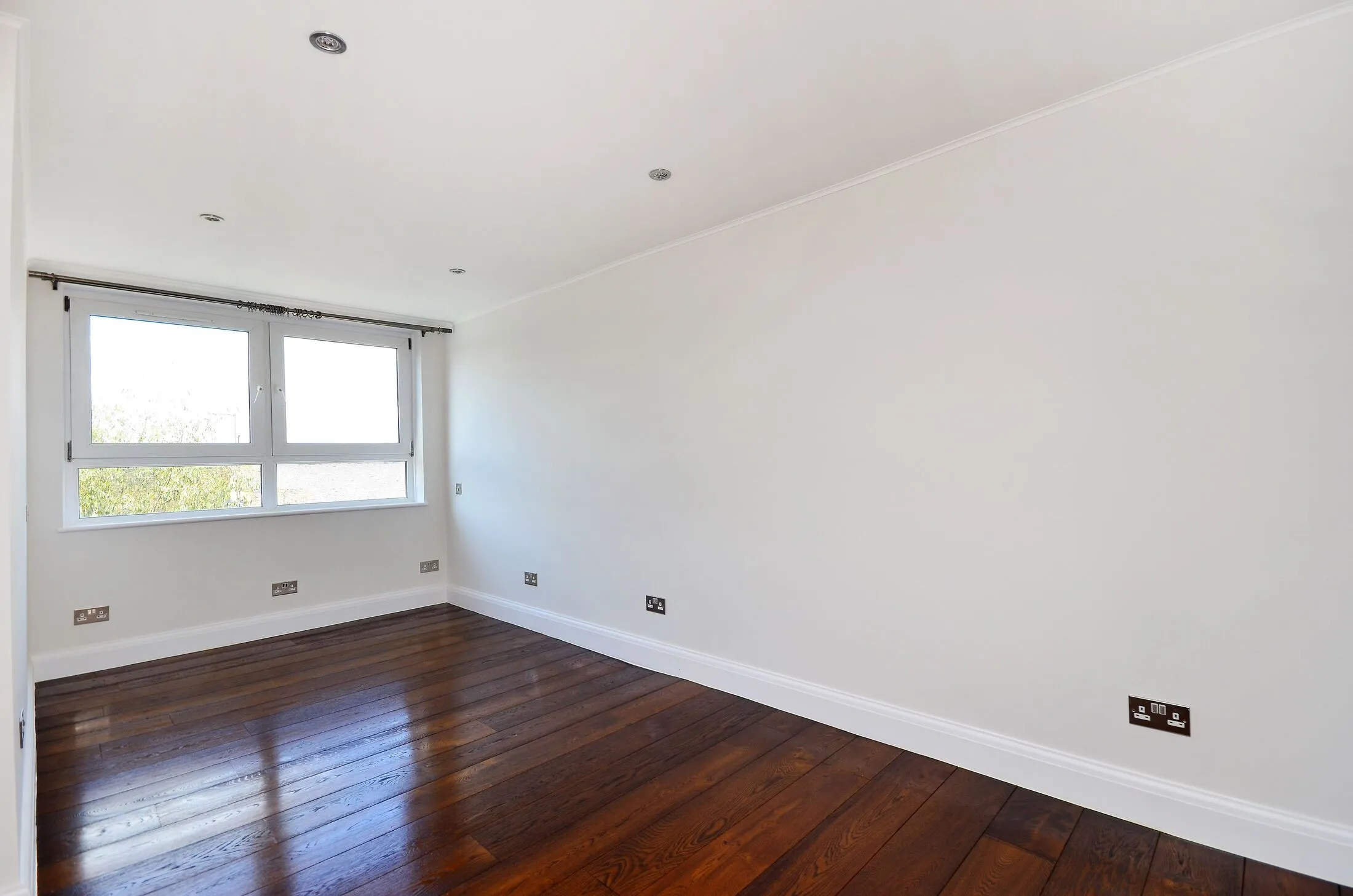 Flat St. Quintin Gardens in Greater London