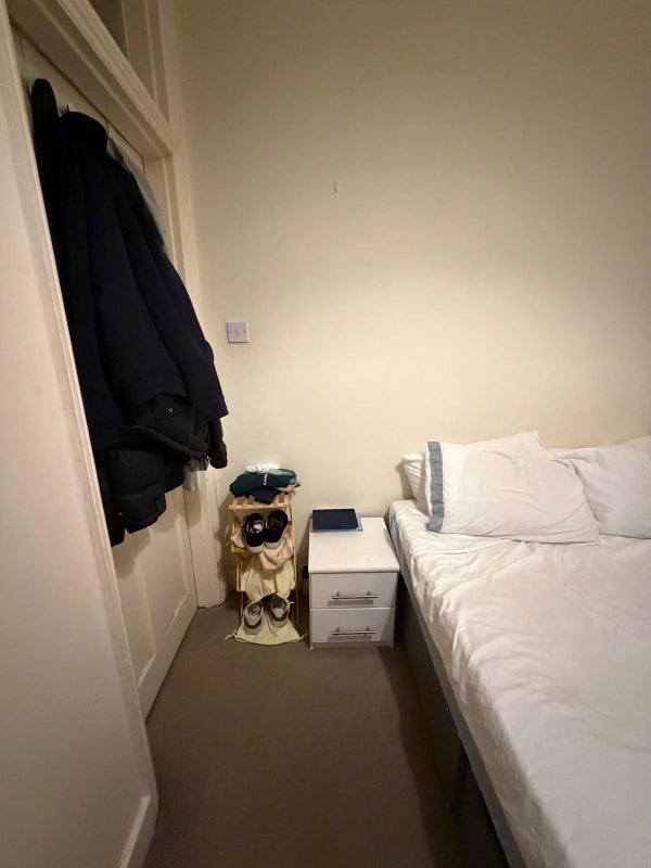 Room Lurline Gardens in Greater London