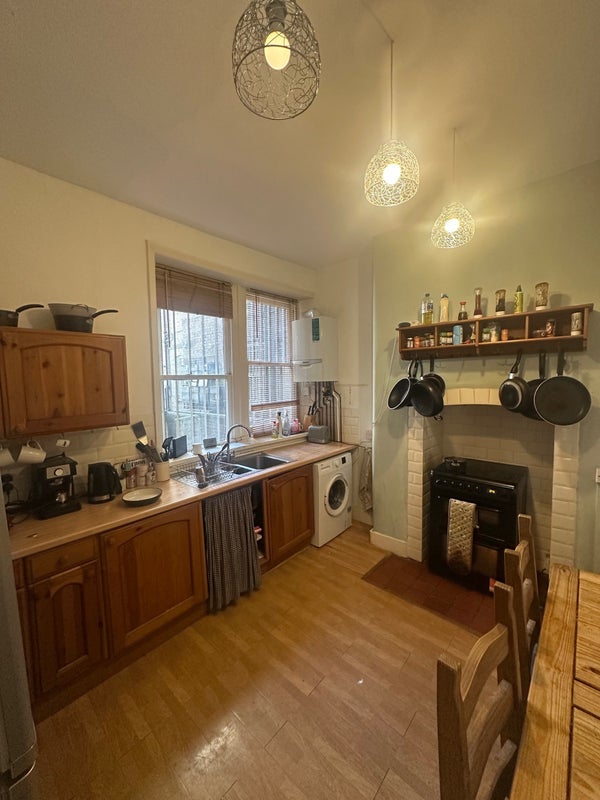 Room Lurline Gardens in Greater London
