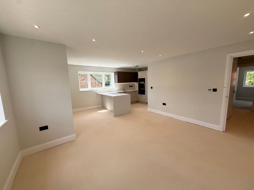 Flat Farleigh Road in Warlingham