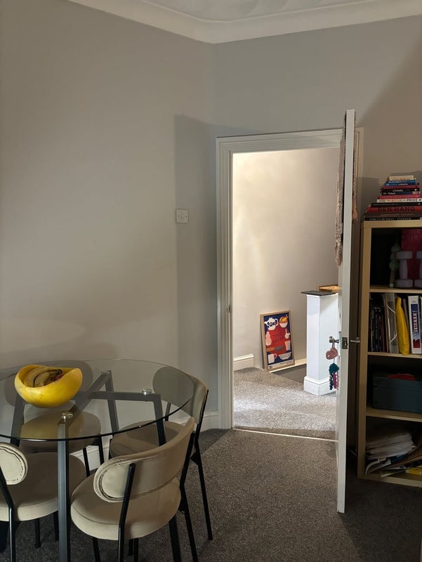 Flat Sandrock Road in Greater London