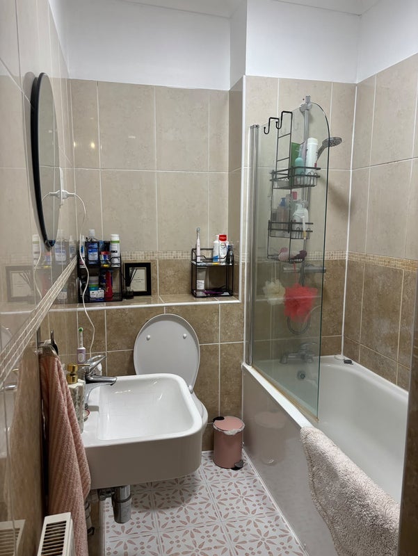 Flat Sandrock Road in Greater London