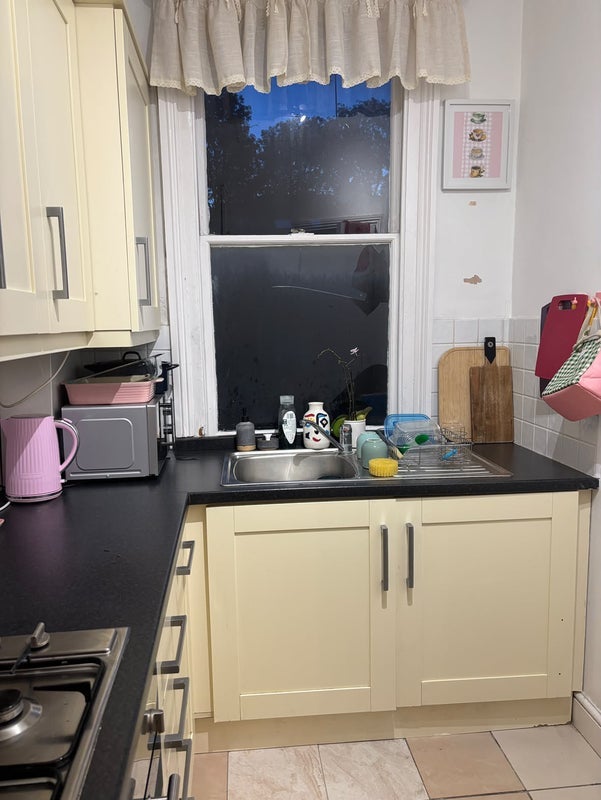 Flat Sandrock Road in Greater London