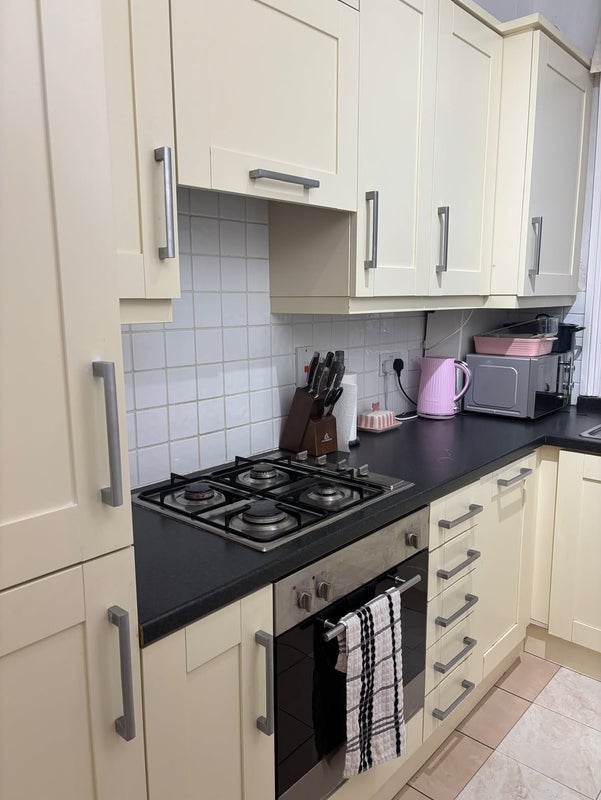 Flat Sandrock Road in Greater London