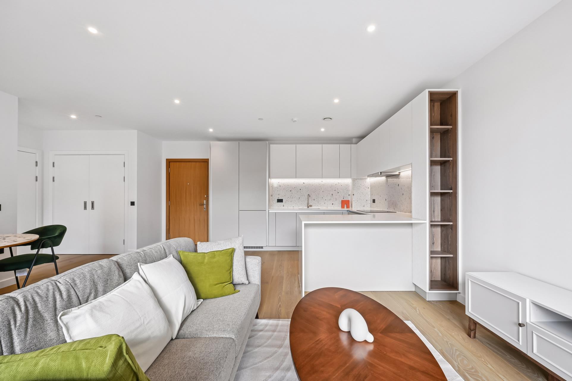 Flat Carnwath Road in Greater London