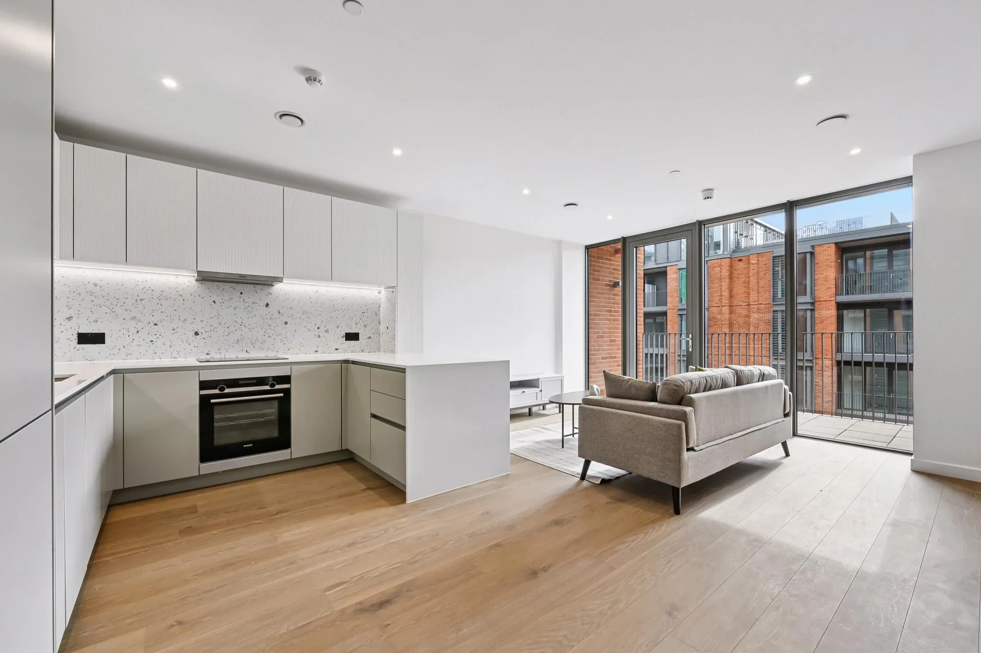 Flat Carnwath Road in Greater London