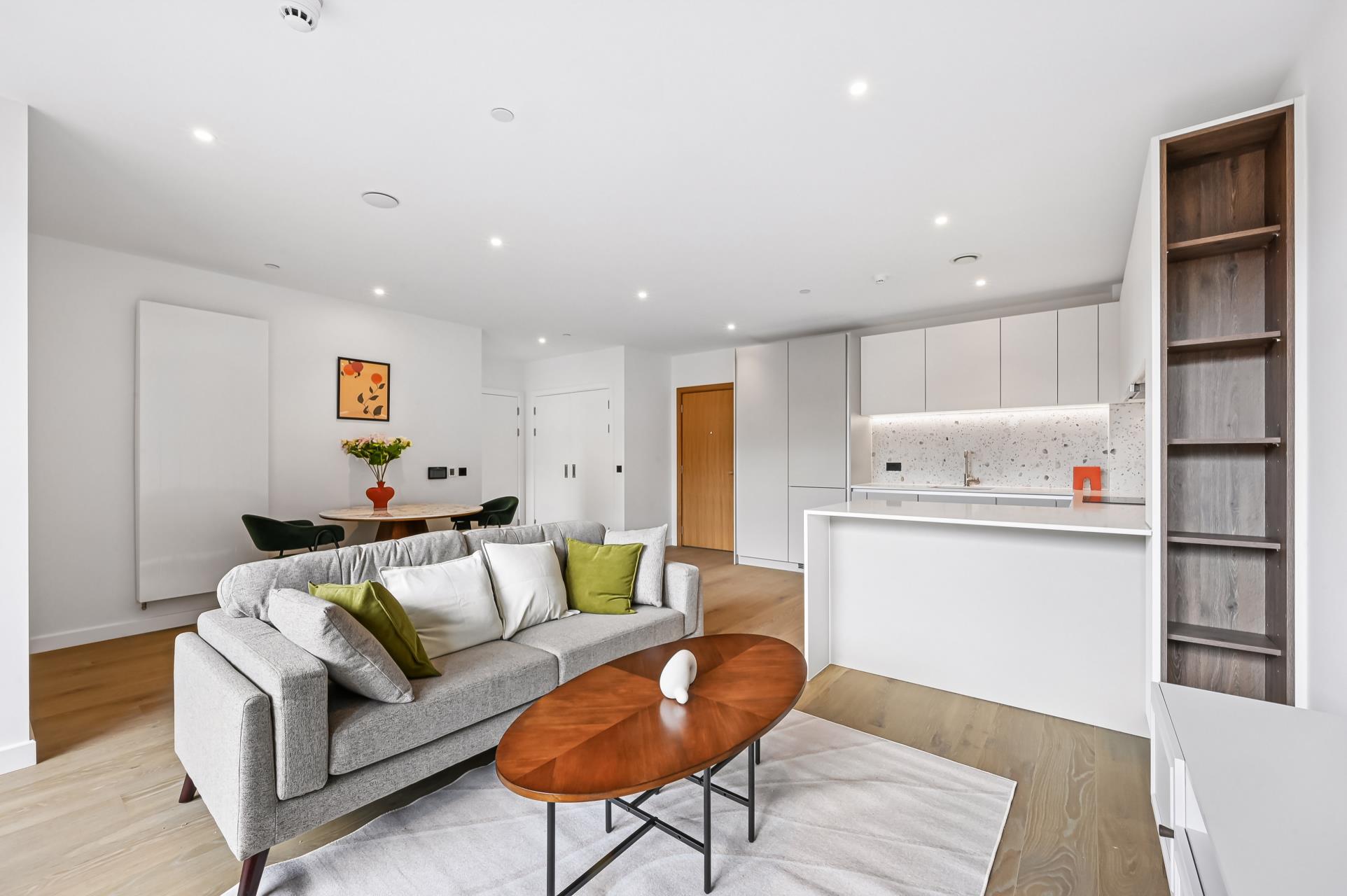Flat Carnwath Road in Greater London