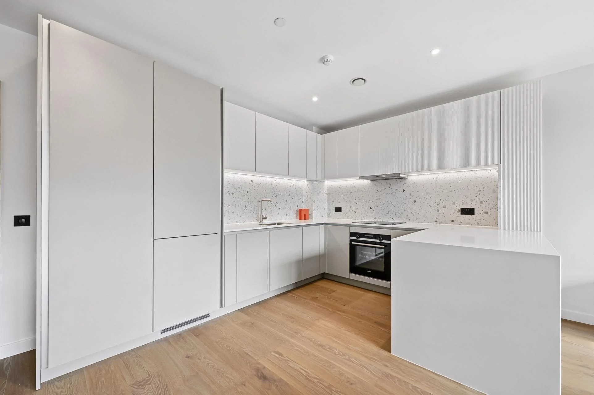 Flat Carnwath Road in Greater London