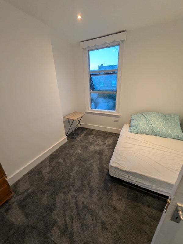 Flat Mortimer Road in London