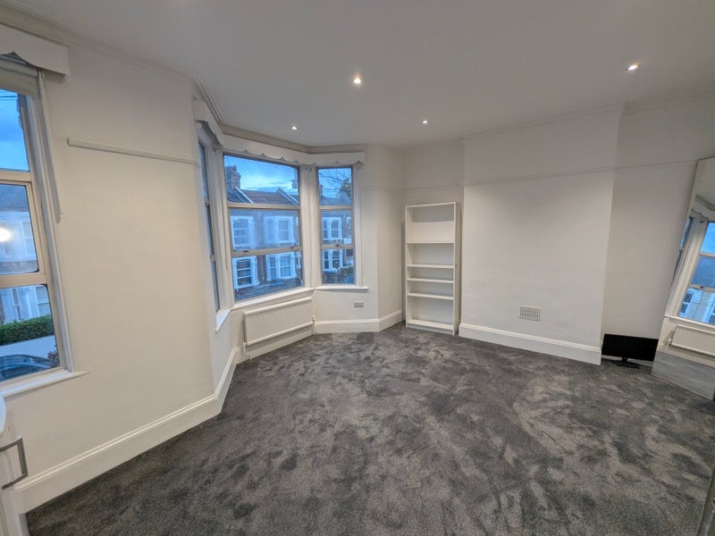 Flat Mortimer Road in London