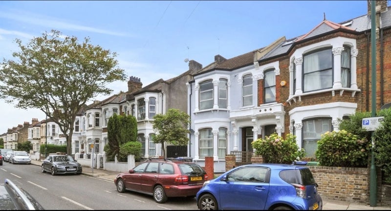 Flat Mortimer Road in London