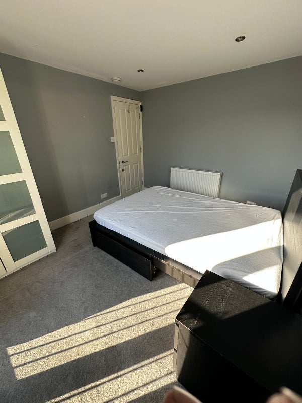 Room Links Road in Greater London