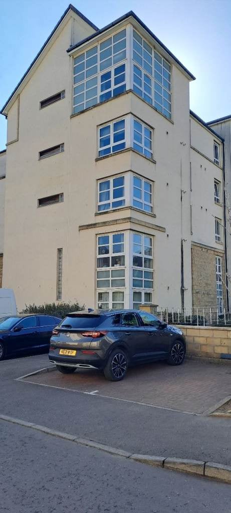 Flat Lochend Road South in City of Edinburgh