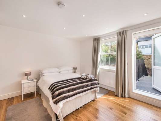 Flat Northcote Road in Greater London