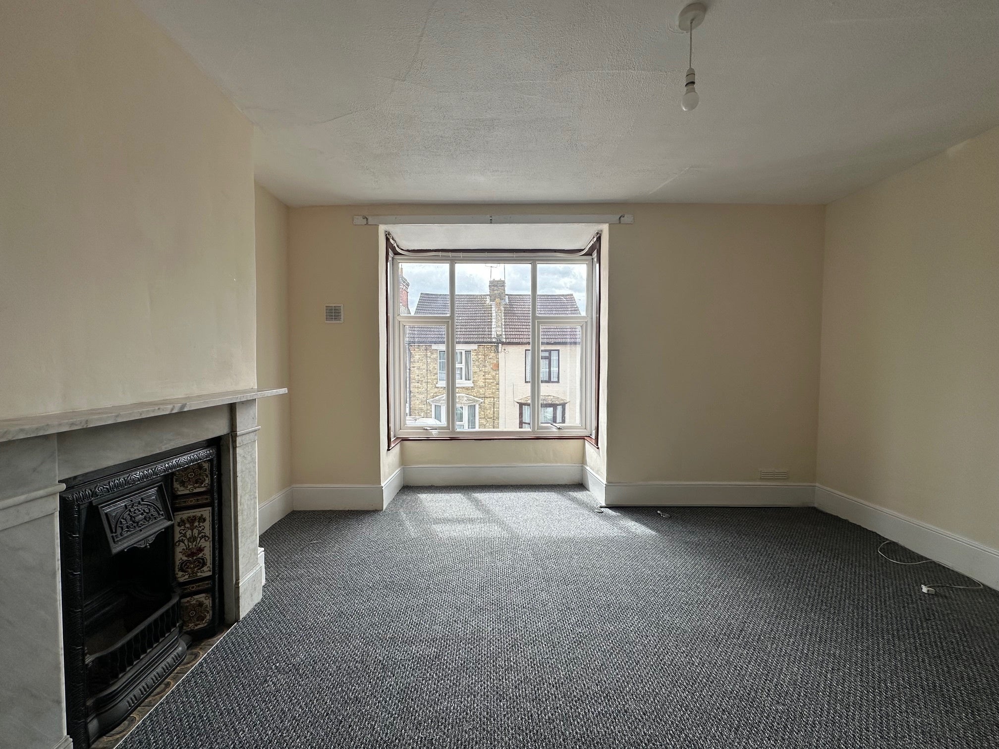 Flat Kent Avenue in Ashford