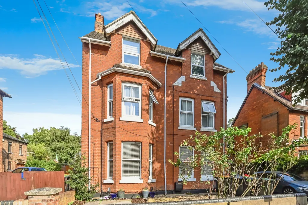 Flat Chaucer Road in Bedford