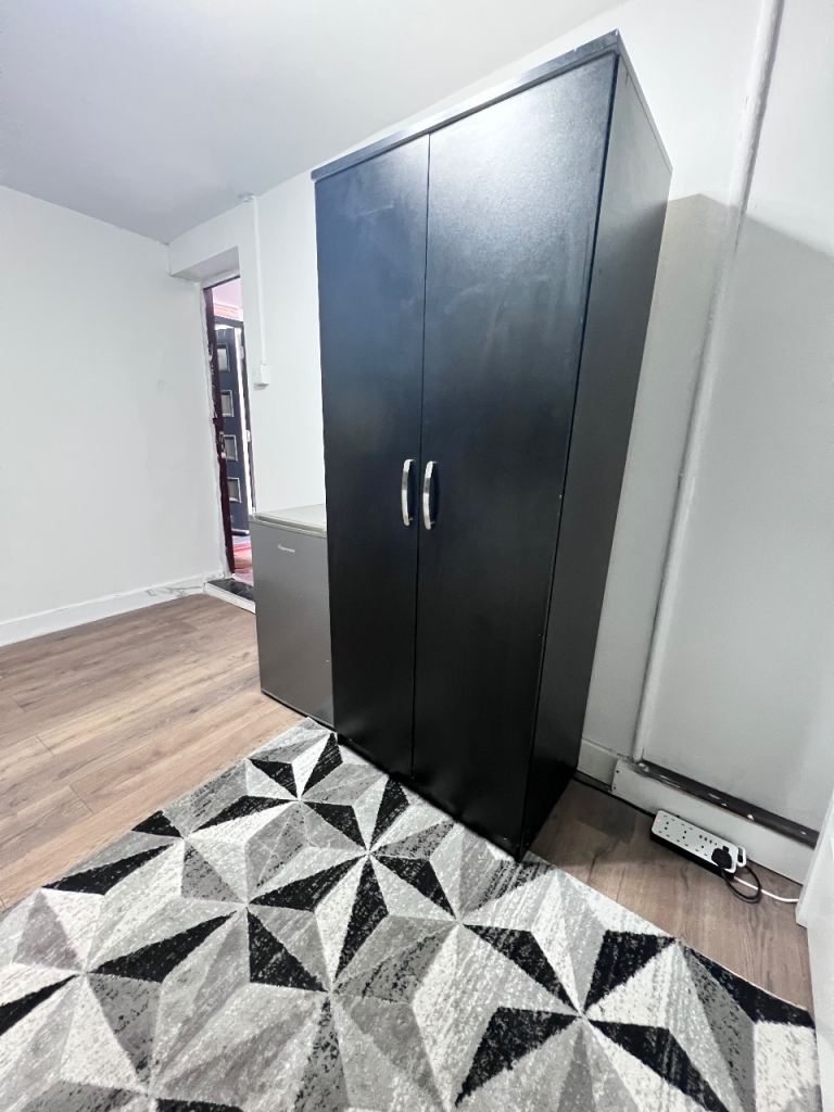 Flat Radnor Close in Greater London