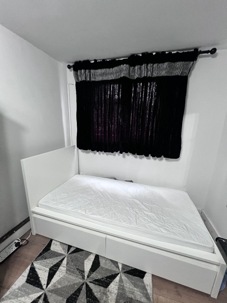 Flat Radnor Close in Greater London