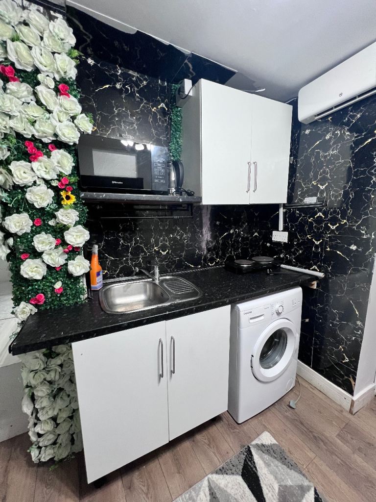 Flat Radnor Close in Greater London