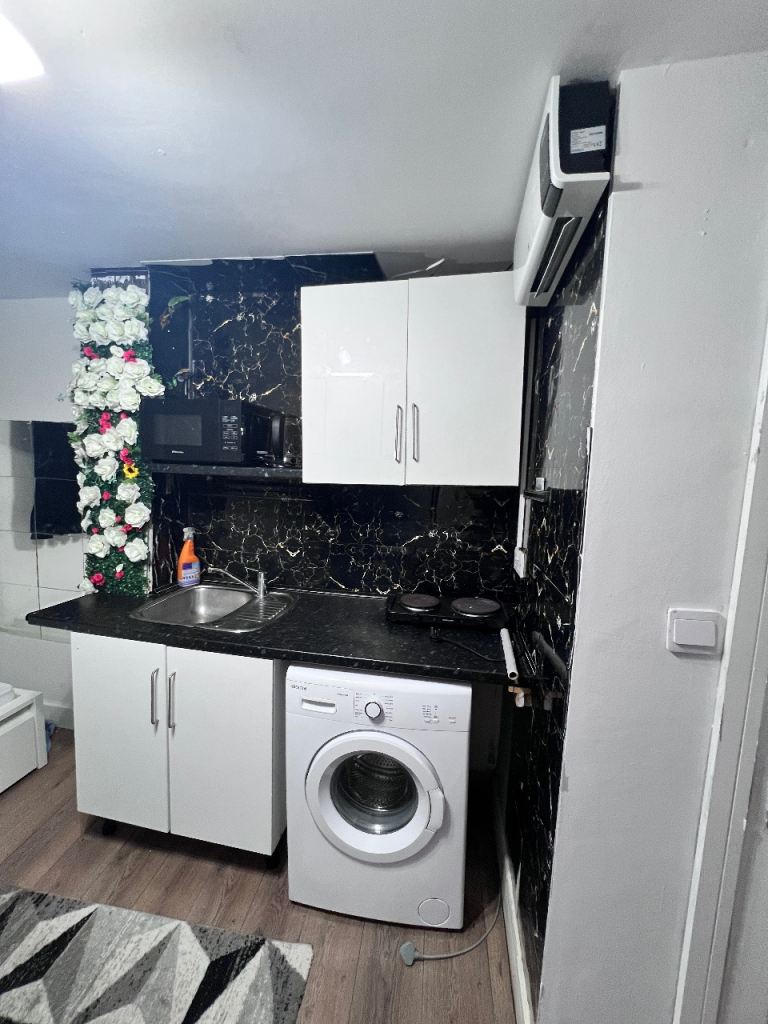 Flat Radnor Close in Greater London