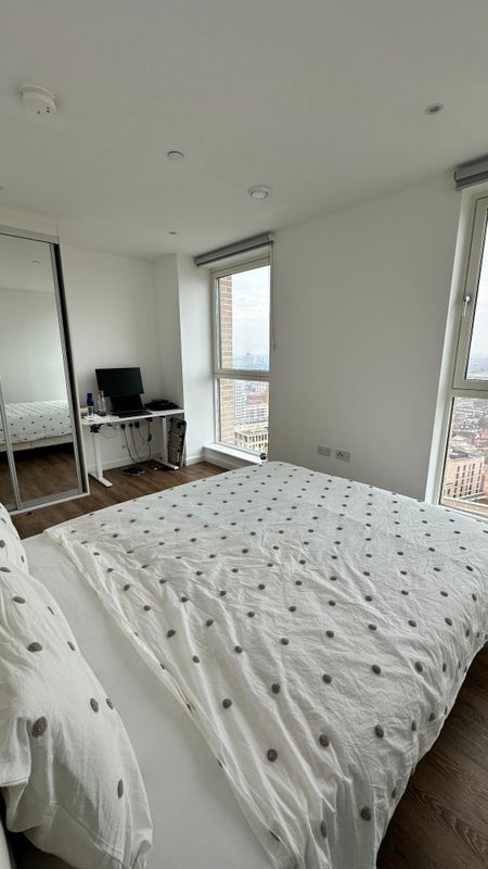 Flat Silvertown Way in Greater London