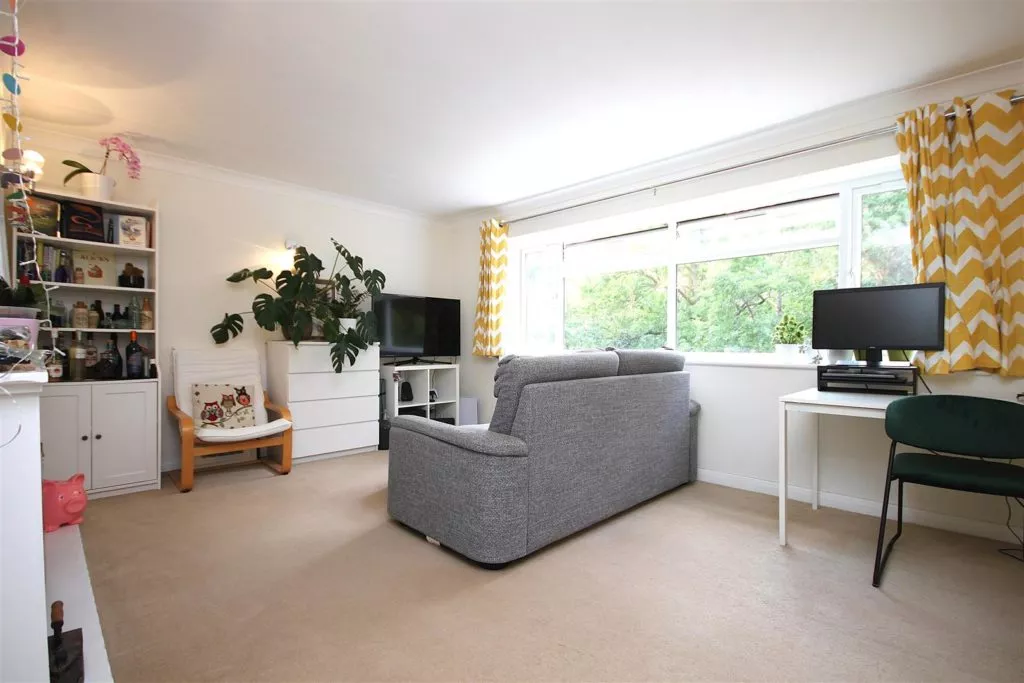 Flat Minchin Close in Mole Valley