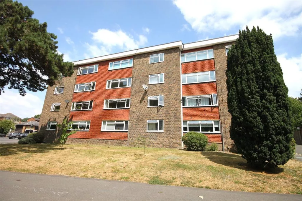 Flat Minchin Close in Mole Valley