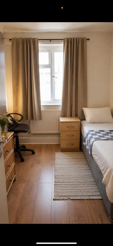 Room Holcombe Road in Greater London