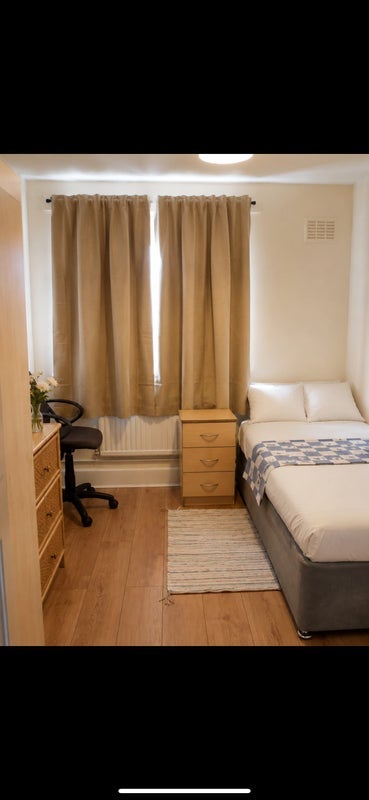 Room Holcombe Road in Greater London