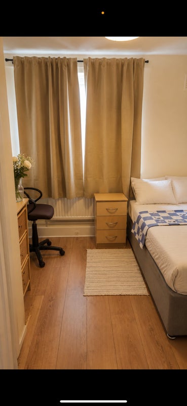 Room Holcombe Road in Greater London