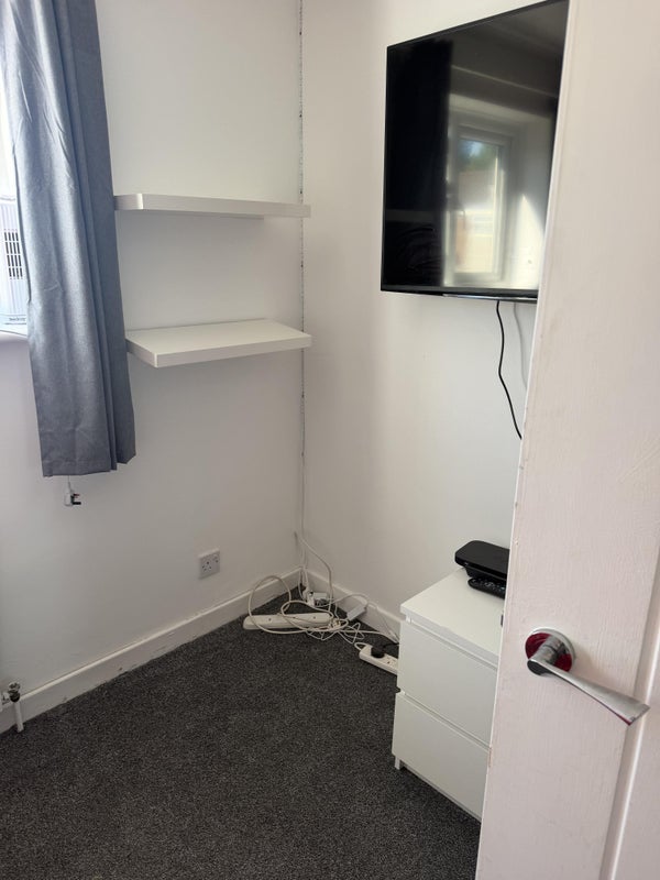 Room Seaford Road in Crawley