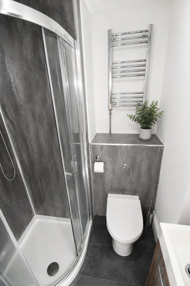 Room Lingard Court in Barnsley