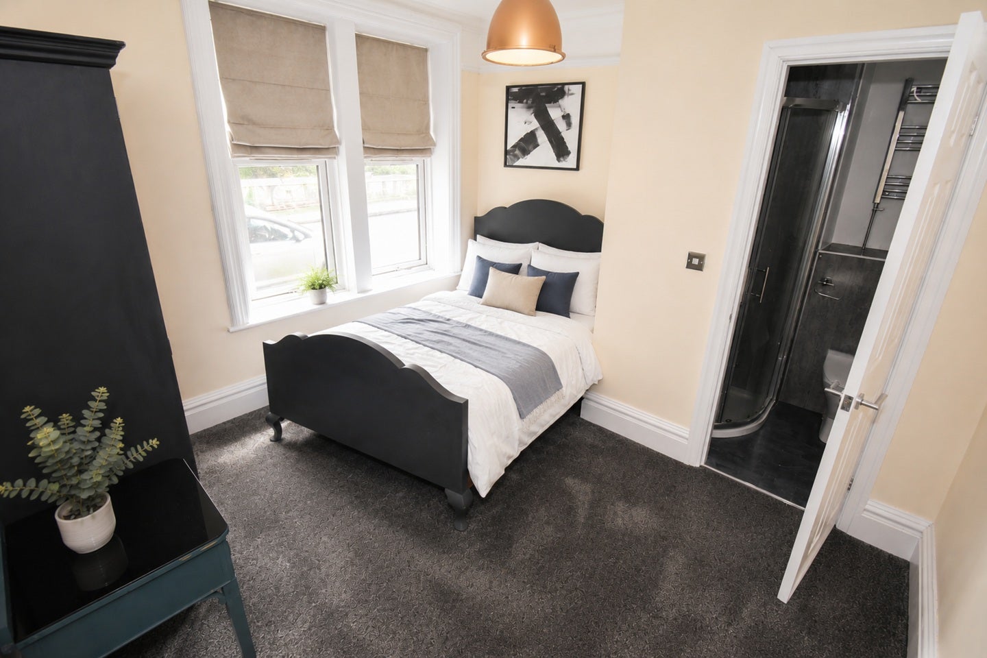 Room Lingard Court in Barnsley