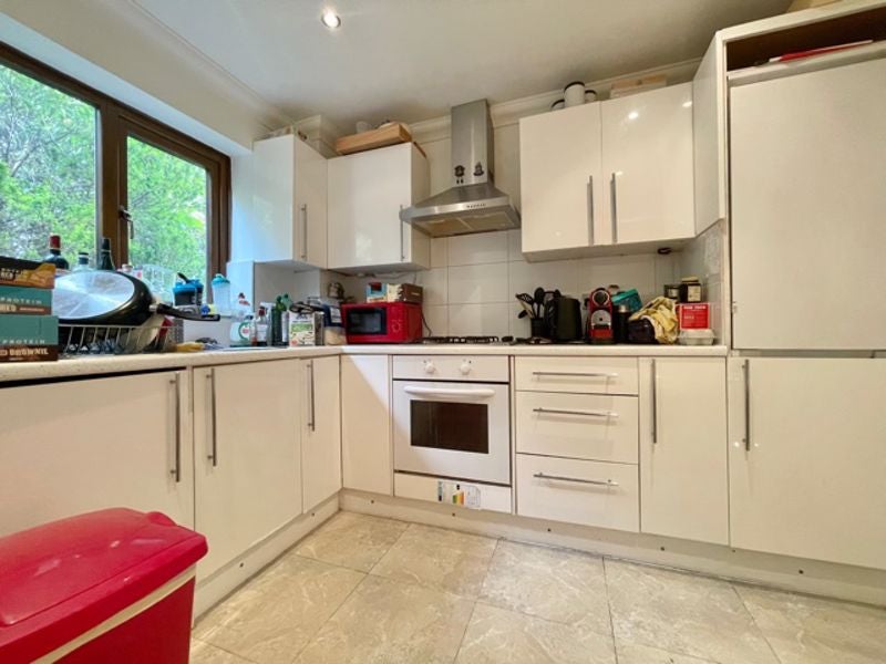 Flat Gunwhale Close in Greater London