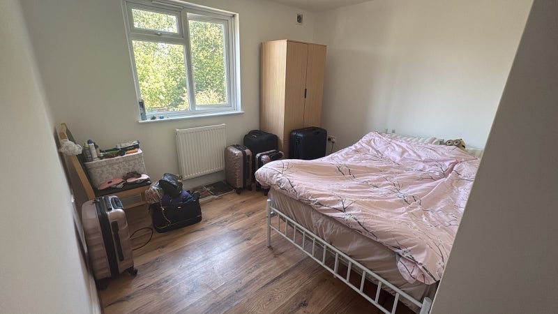 Room Dorset Road in Greater London