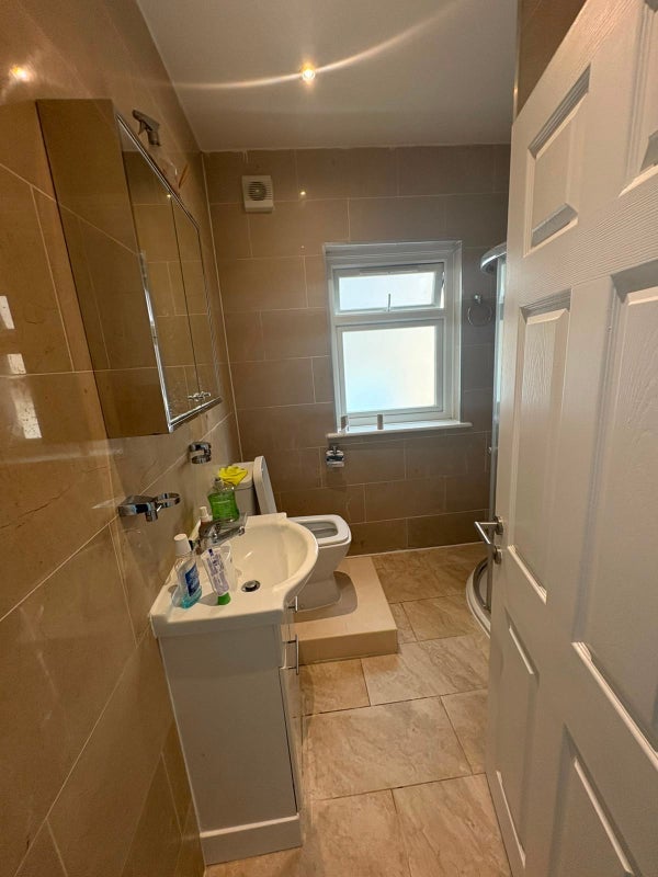 Room Dorset Road in Greater London