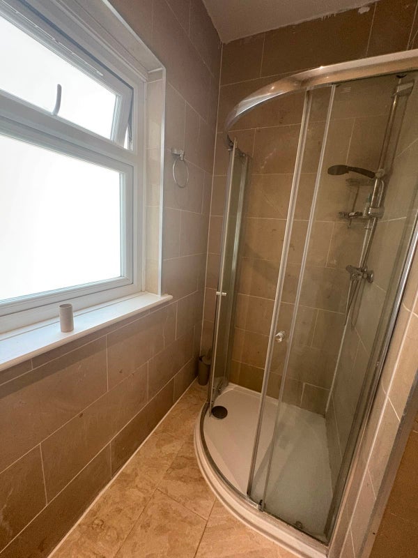 Room Dorset Road in Greater London