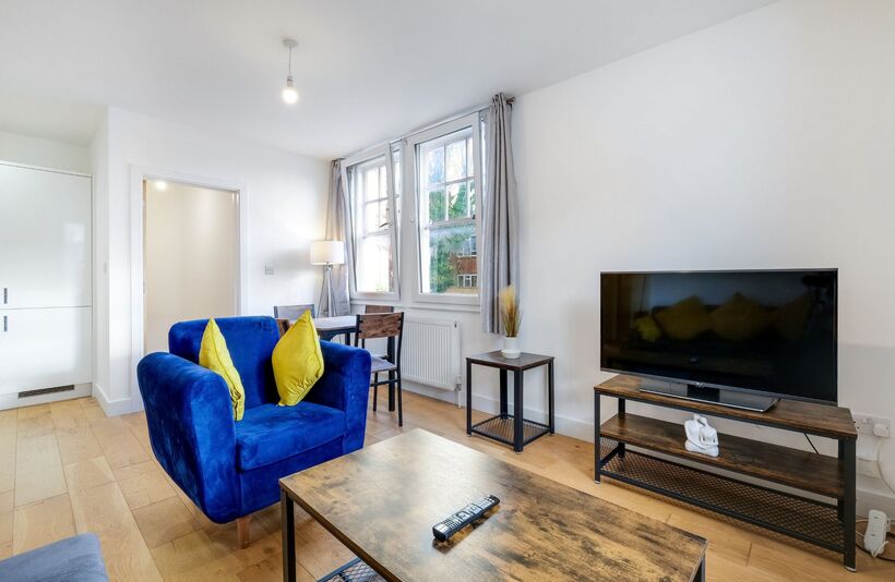Flat Easton Street in High Wycombe