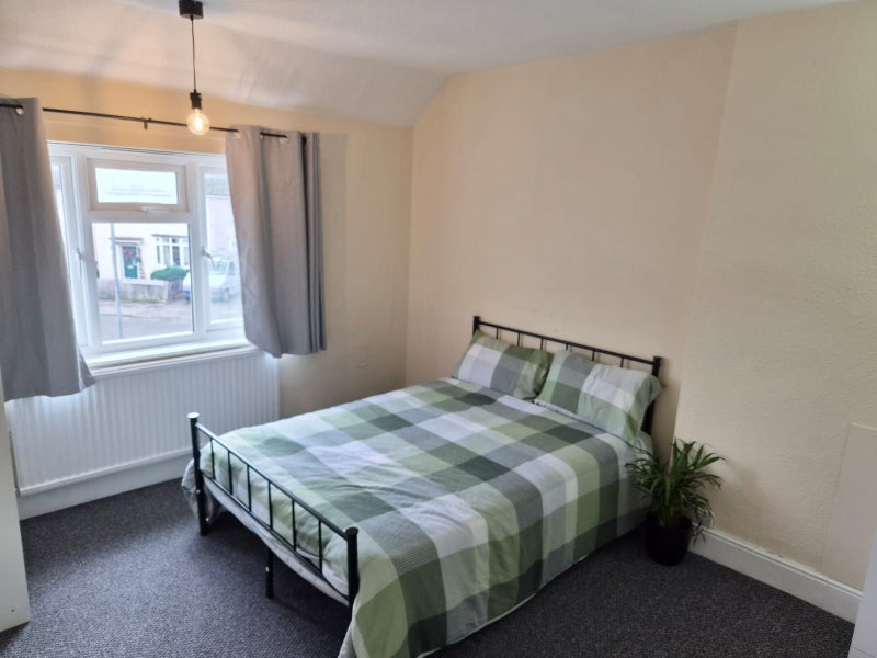 Room Springfield Park Avenue in Chelmsford