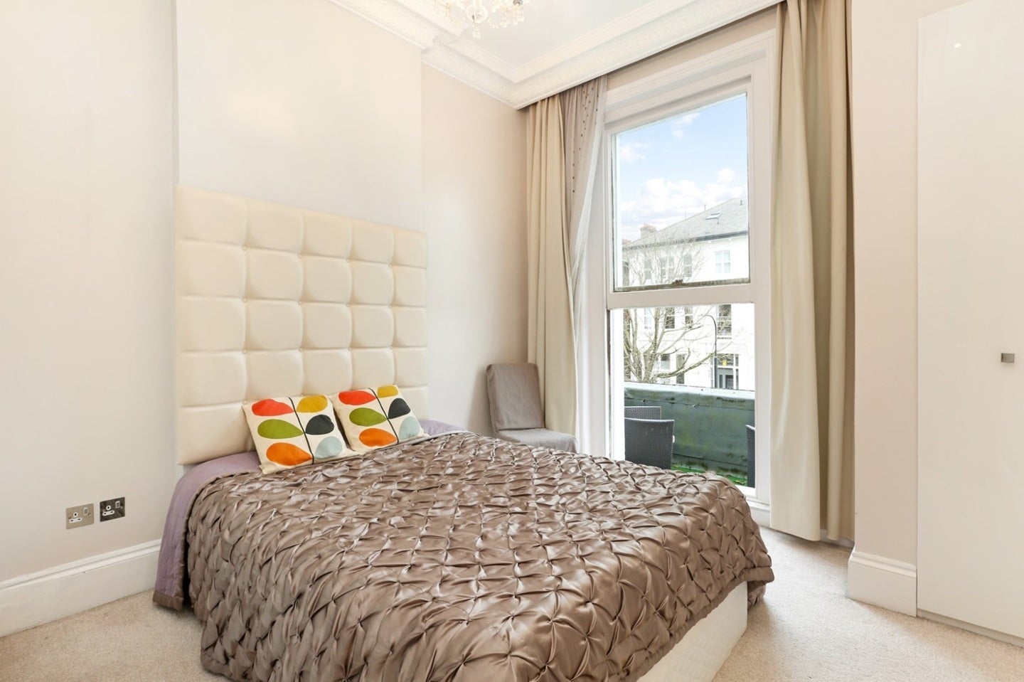 Flat Belsize Avenue in Greater London