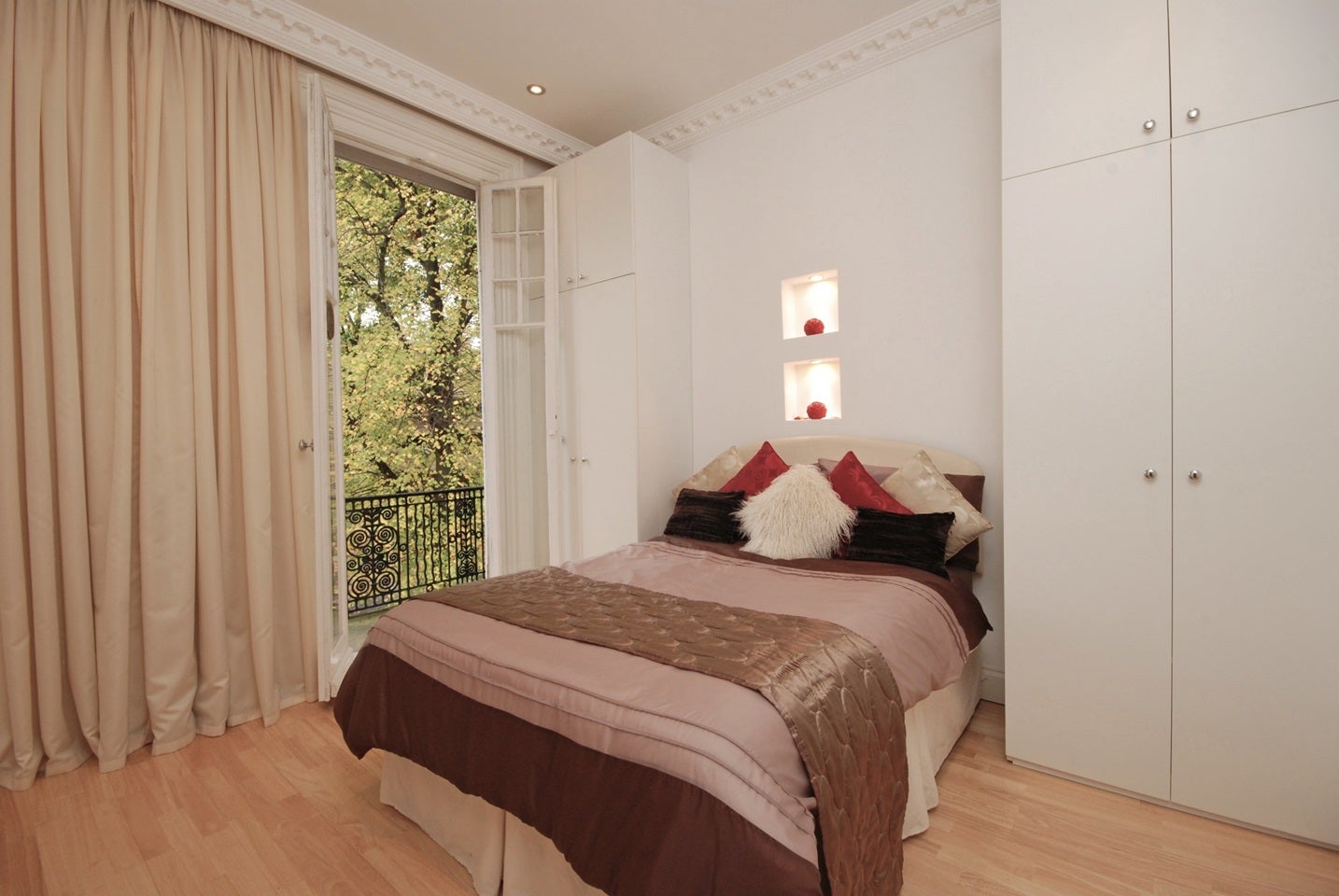 Flat Belsize Avenue in Greater London