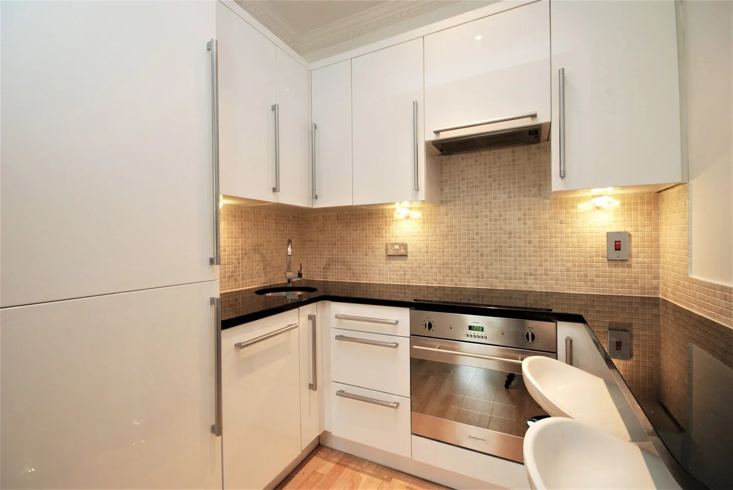 Flat Belsize Avenue in Greater London