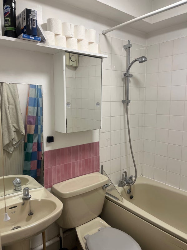 Room Bath Grove in Greater London