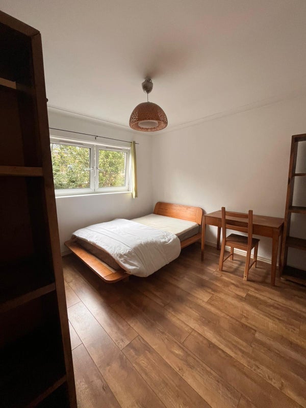 Room Bath Grove in Greater London