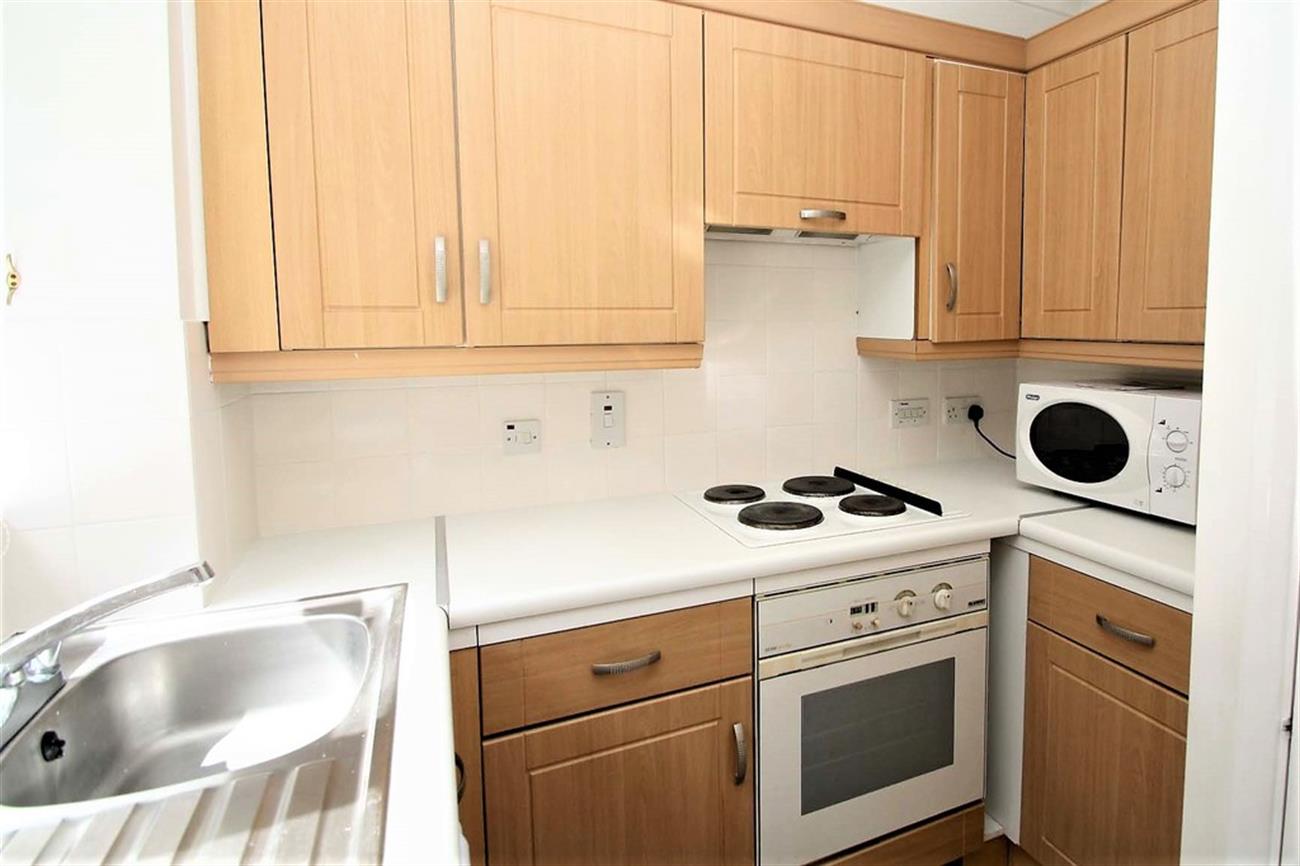 Flat St Mark's Crescent in Maidenhead